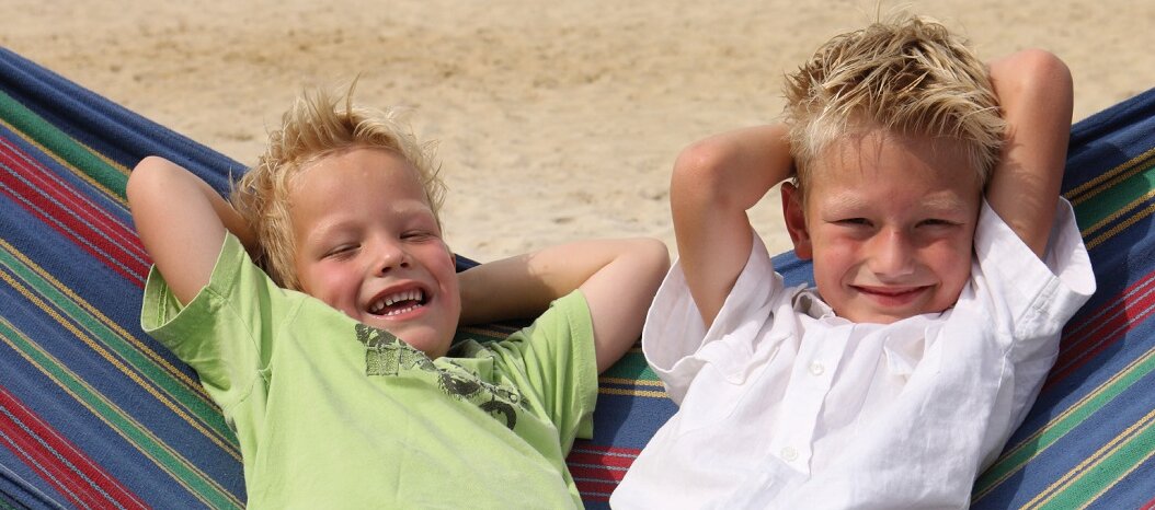 Foto: Zwei lachende Jungs liegen in der Hängematte.