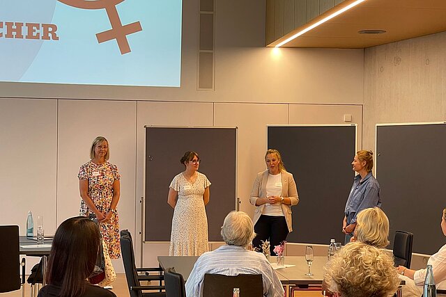Auf dem Bild zu sehen sind vier Frauen von links nach rechts) Die Gleichstellungsbeauftragten des Enzkreises und der Stadt Pforzheim, Kinga Golomb und Lea Niewerth, Remchingens Bürgermeisterin Julia Wieland und Referentin Anna Bakinovskaia die durch die Veranstaltung führen. 
