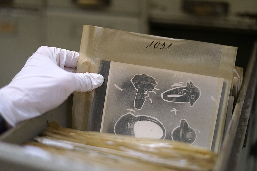 - copyright: Ringsammlung der Kunstgewerbeschule Pforzheim, Glasnegativ und Fotoabzug Nr. 1031, undatiert - Ersteller: Hochschularchiv Pforzheim, Foto: Tabea Schmid