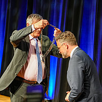 Dr. Hans-Ulrich Rülke hängt dem wiedergewählten Oberbürgermeister Peter Boch die Amtskette um.