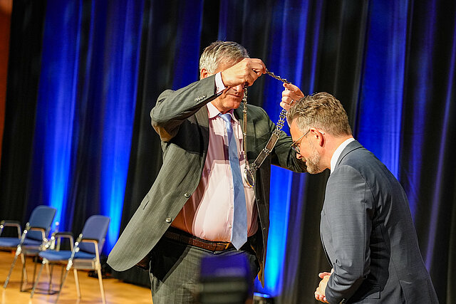 Dr. Hans-Ulrich Rülke hängt dem wiedergewählten Oberbürgermeister Peter Boch die Amtskette um.