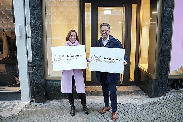 Oberbürgermeister Peter Boch und Susanne Wacker stehen vor dem Schaufenster der neuen Engagement-Anlauf-Stelle