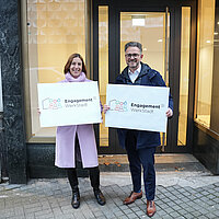 Oberbürgermeister Peter Boch und Susanne Wacker stehen vor dem Schaufenster der neuen Engagement-Anlauf-Stelle
