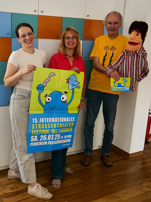 Stellten das Programm des Internationalen Straßentheaterfestivals mit Figuren vor (von links): Ramona Wolf-Twele, Kulturamt, Angelika Drescher, Kulturamtsleiterin und Raphael Mürle vom „Figurentheater Mürle“.