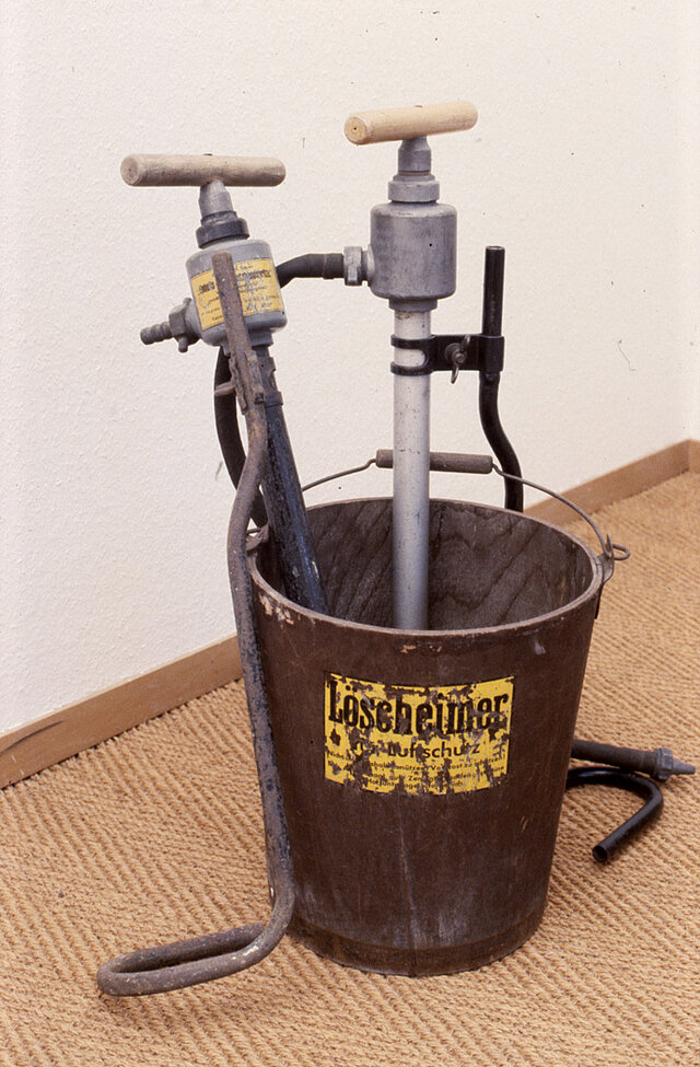 Foto aus der Ausstellung: Löscheimer 40er Jahre