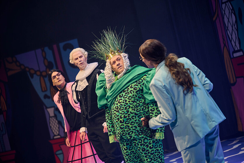 Theater Pforzheim
Szene aus des "Kaisers neue Kleider" - copyright: Theater Pforzheim - Ersteller: MARTIN SIGMUND