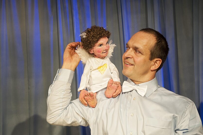Mann der eine Engel-Puppe auf der Schulter hält - copyright: Marianne_Menke - Ersteller: Marianne_Menke