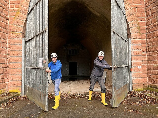 Die DFG-Geschäftsführer Peter Geerdts und Simon Bodensteiner öffnen die Tore der Würmtalrampe an der Grube Käfersteige