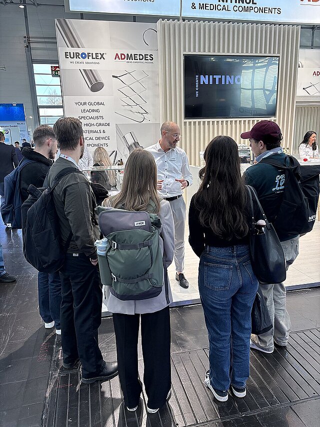 Unser Foto zeigt Florian Kuderna-Jochim, Projektleitung und Vertrieb MED bei der EUROFLEX GmbH, im Gespräch mit den Studierenden.