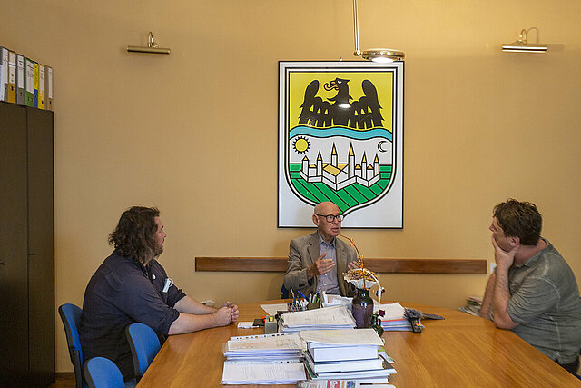 Janusz Czech und Mathias Lüben im Gespräch mit Nikola Mak im Büro der Deutschen Gemeinschaft Osijek  ©Janusz Czech 