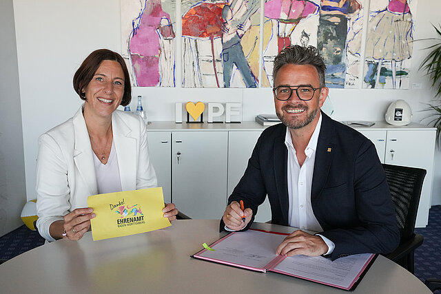 Susanne Wacker, Beauftragte für Bürgerbeteiligung und Ehrenamt und Oberbürgermeister Peter Boch nach der Unterzeichnung der Kooperationsvereinbarung mit dem Ministerium für Soziales, Gesundheit und Integration.