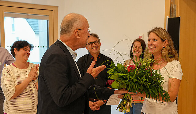 Auf dem Bild ist zu sehen, wie Bürgermeister Frank Fillbrunn der Kita-Leiterin Katja Diesner.