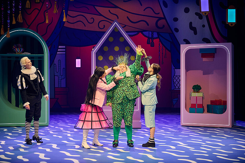 Theater Pforzheim
Szene aus "Des Kaisers neue Kleider" - copyright: Theater Pforzheim - Ersteller: MARTIN SIGMUND