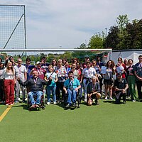 Gruppenfoto auf dem Sportplatz des FSV Buckenberg
