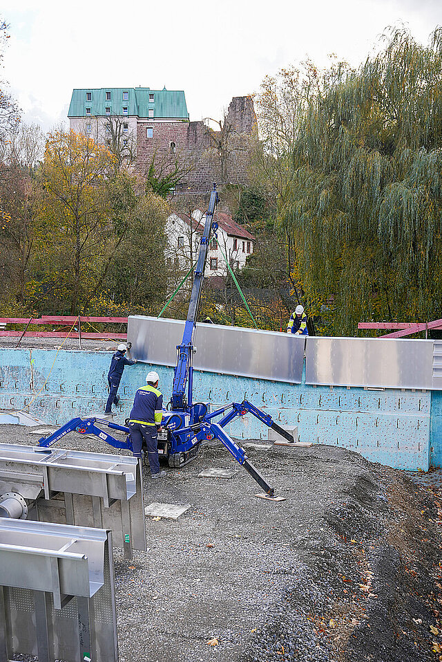 Das große Schwimmbeckens wird mit einer Edelstahlwanne ausgekleidet.