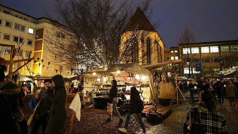Menschen auf dem Mittelaltermarkt im Blumenhof
