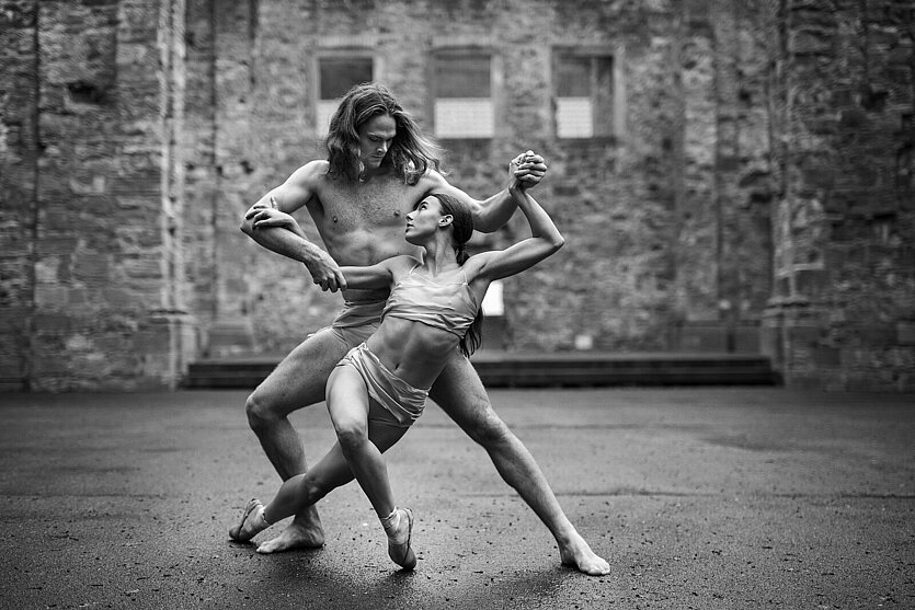 Zeigt ein Paar in zeitgenössischer Tanzpose - copyright: Theater Pforzheim - Ersteller: Andrea D'Aquino