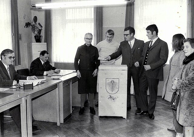 An der Wahlurne zur Bürgeranhörung am 14.03.1971 über die Eingliederung Würms in die Stadt Pforzheim.