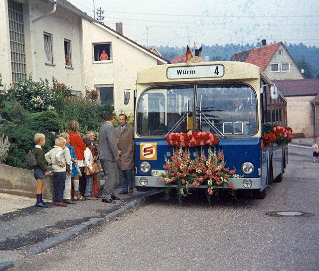 Farbfoto des geschmückten Stadtbusses