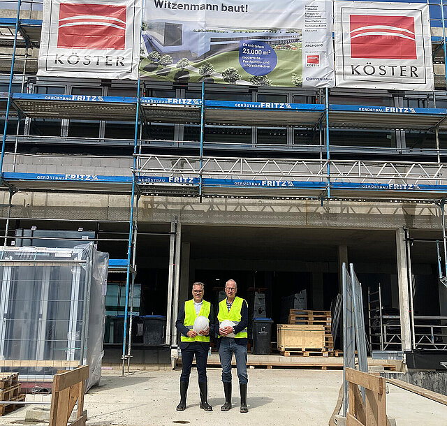 Auf dem Bild ist rechts Bürgermeister Frank Fillbrunn und links Philip Paschen, COO und Gesellschafter der Witzenmann-Gruppe, zu sehen. Die beiden stehen vor der Baustelle des neuen Stammhauses von Witzenmann in Pforzheim.