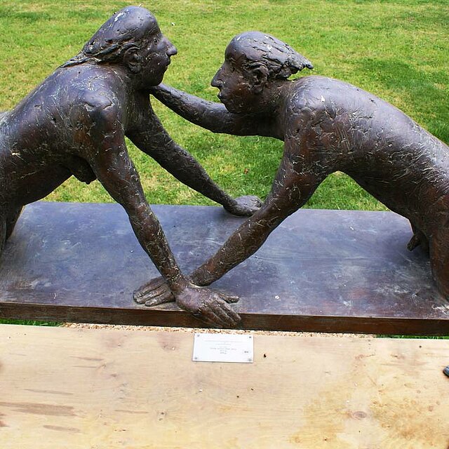 Bronzeplastik "Paar gegenüber" von Karl Ulrich Nuss