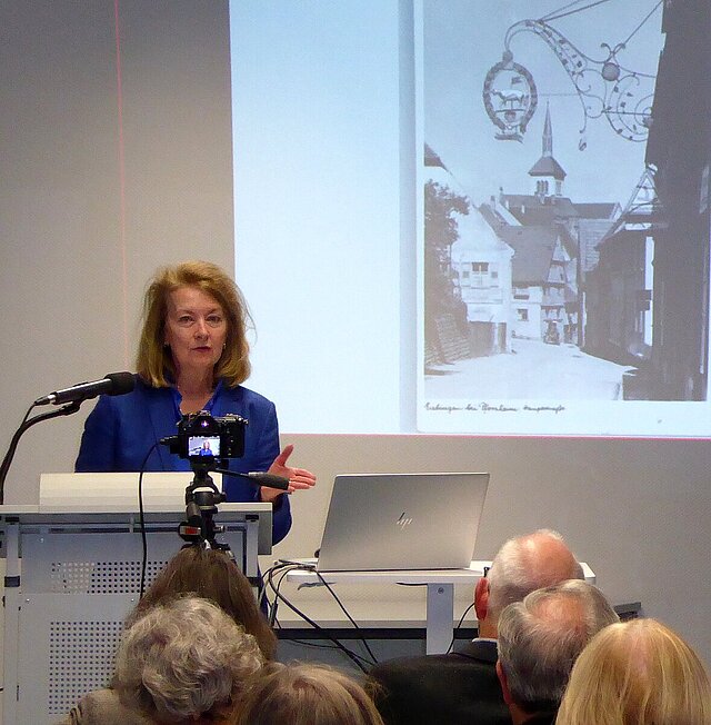 Dr. Elke Pastré beim Vortrag im Stadtarchiv
