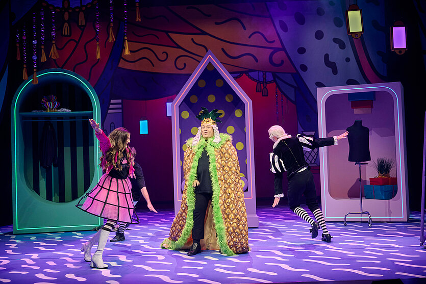 Theater Pforzheim
Szene aus des "Kaisers neue Kleider" - copyright: Theater Pforzheim - Ersteller: MARTIN SIGMUND