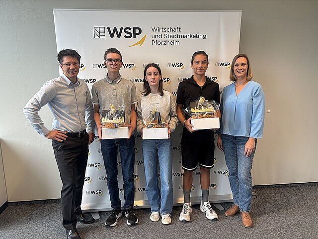 Mehrere junge Menschen (Schülerinnen und Schüler) bekommen Preise überreicht