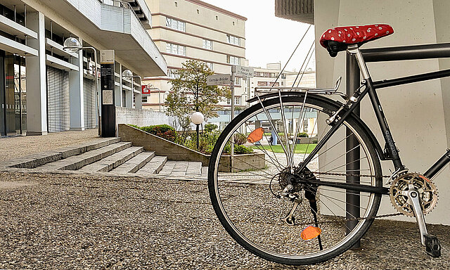 Foto: Ein Fahrrad im Fokus, im Hintergrund das Neue Rathaus in Pforzheim