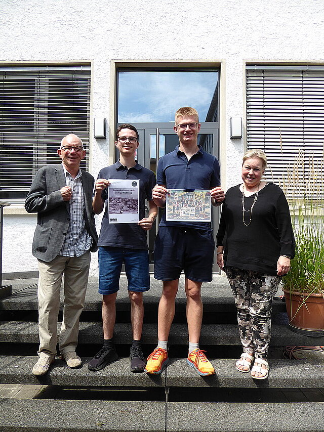 Kai Adam, Markus Schulz, Jan Wille und Andrea Binz-Rudek am Eingang zum Stadtarchiv in der Kronprinzenstr. 28.