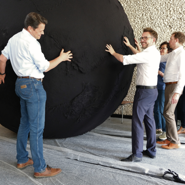 Bürgermeister Aaron Treut aus Maulbronn und Pforzheims Oberbürgermeister Peter Boch beim Filzen des Black Balls im Rahmen der ORNAMENTA 2024