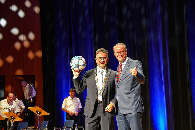 Gunther Krichbaum, Staatsminister für Europa im Auswärtigen Amt, überreichte Peter Boch einen Champions-League-Fußball