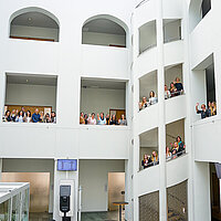 Das Bild zeigt alle Mitarbeiterinnen und Mitarbeiter des Bürgercentrums, die im Treppenhaus des Bürgercentrums stehen.