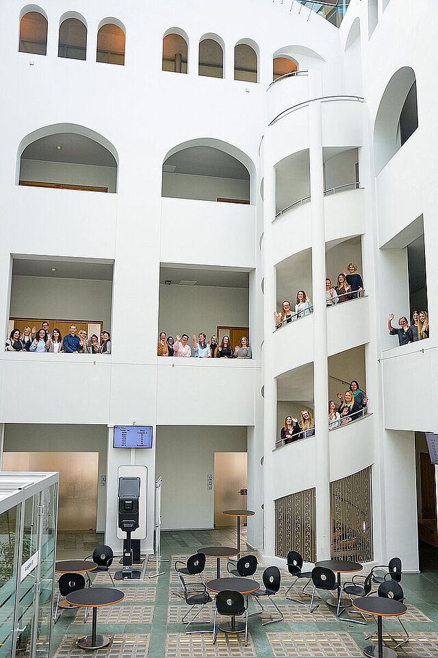 Das Bild zeigt alle Mitarbeiterinnen und Mitarbeiter des Bürgercentrums, die im Treppenhaus des Bürgercentrums stehen.