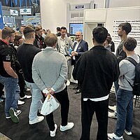 Blechexpo 2025 – Studierende im Gespräch mit Markus Roos (Mitte), Geschäftsführer der Haulick + Roos GmbH.