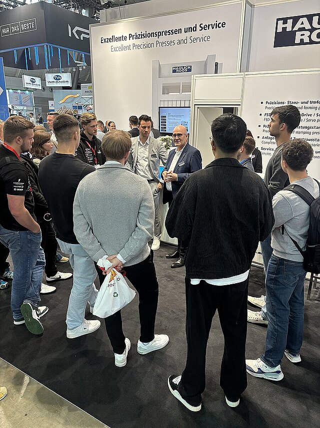 Blechexpo 2025 – Studierende im Gespräch mit Markus Roos (Mitte), Geschäftsführer der Haulick + Roos GmbH.