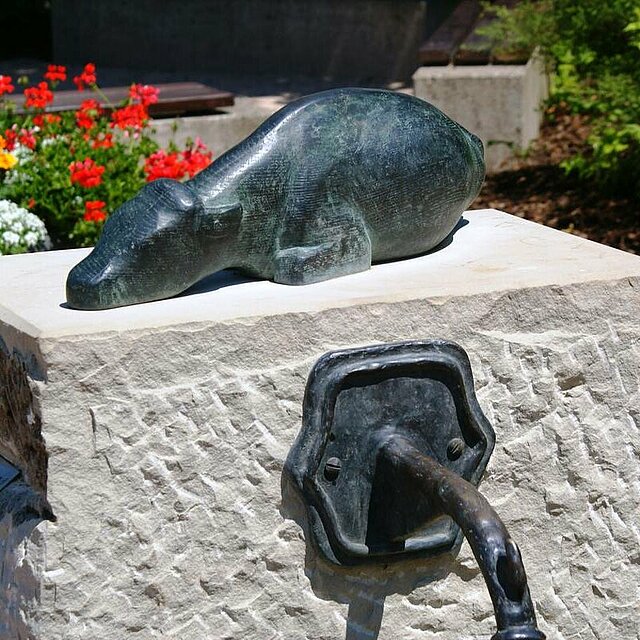 Bronzefigur "liegende Kuh" von Adolf Sautter