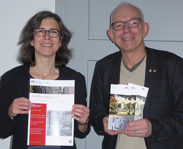 Freuen sich auf die Fortsetzung der beliebten Veranstaltungsreihe Montagabend im Archiv: Kai Adam, Obermeister der Löblichen Singergesellschaft und Vorsitzender des Fördervereins für das Stadtarchiv, und Archivleiterin Klara Deecke. 