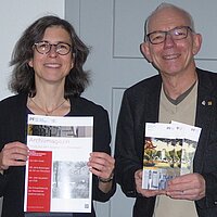 Freuen sich auf die Fortsetzung der beliebten Veranstaltungsreihe Montagabend im Archiv: Kai Adam, Obermeister der Löblichen Singergesellschaft und Vorsitzender des Fördervereins für das Stadtarchiv, und Archivleiterin Klara Deecke.