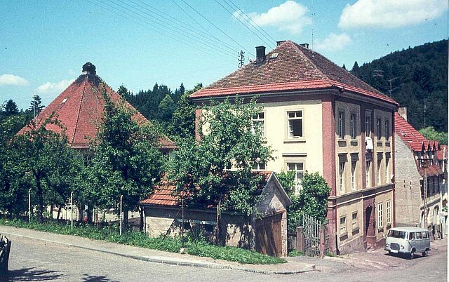 Historische Aufnahme, farbig: Würmer Rathaus um 1960