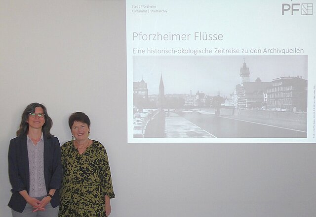 Die beiden Referentinnen Dr. Klara Deecke und Petra Schad-Vollmer im Veranstaltungsraum des Stadtarchivs