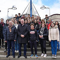 Gruppenfoto der Schulklasse gemeinsam mit Erstem Bürgermeister Dirk Büscher