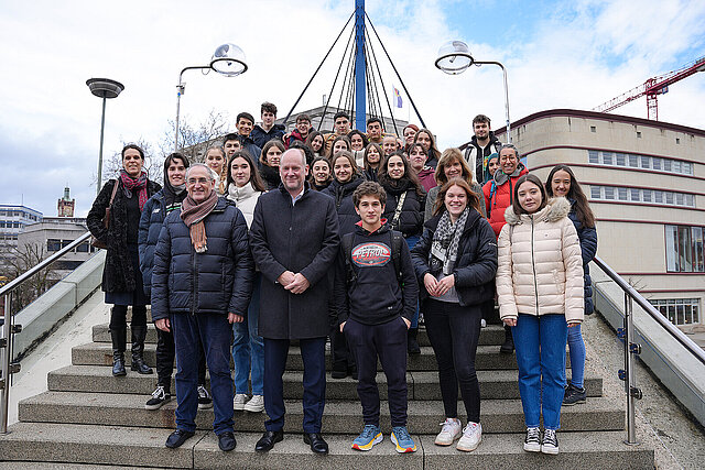 Gruppenfoto der Schulklasse gemeinsam mit Erstem Bürgermeister Dirk Büscher