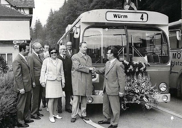 Begrüßung der mit dem Bus angereisten Pforzheim-Delegation an der ersten Haltestelle in Würm