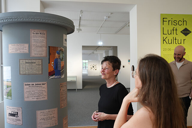 Kuratorin Christina Klittich inmitten der Ausstellung