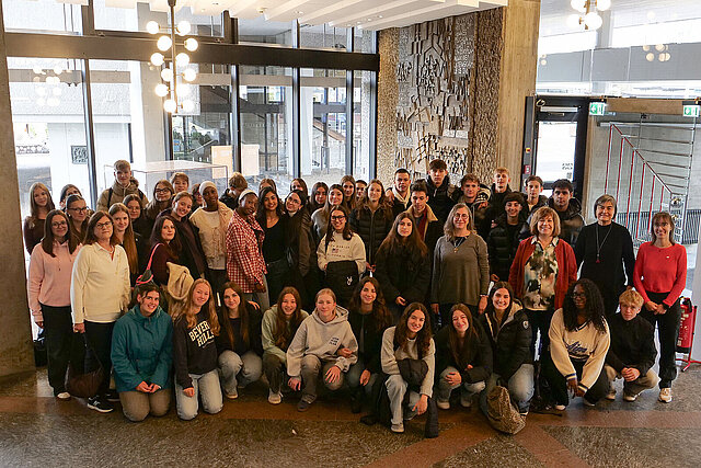 Viele Schülerinnen und Schüler mit Lehrerinnen im Eingangsbereich des Neuen Rathauses Pforzheim