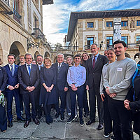 Ein Gruppenfoto von mehreren Personen auf einem Platz
