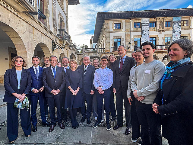 Ein Gruppenfoto von mehreren Personen auf einem Platz