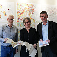 Armin Aydt, Leiter Amt für Umweltschutz, Bürgermeisterin Sibylle Schüssler und Martin Reichert von MODUS CONSULT GERICKE GmbH & Co. KG (von links) stellen die Lärmkartierung 2023 vor.