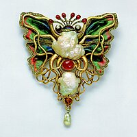 Eine bunte Brosche in der Form eines Schmetterlings 